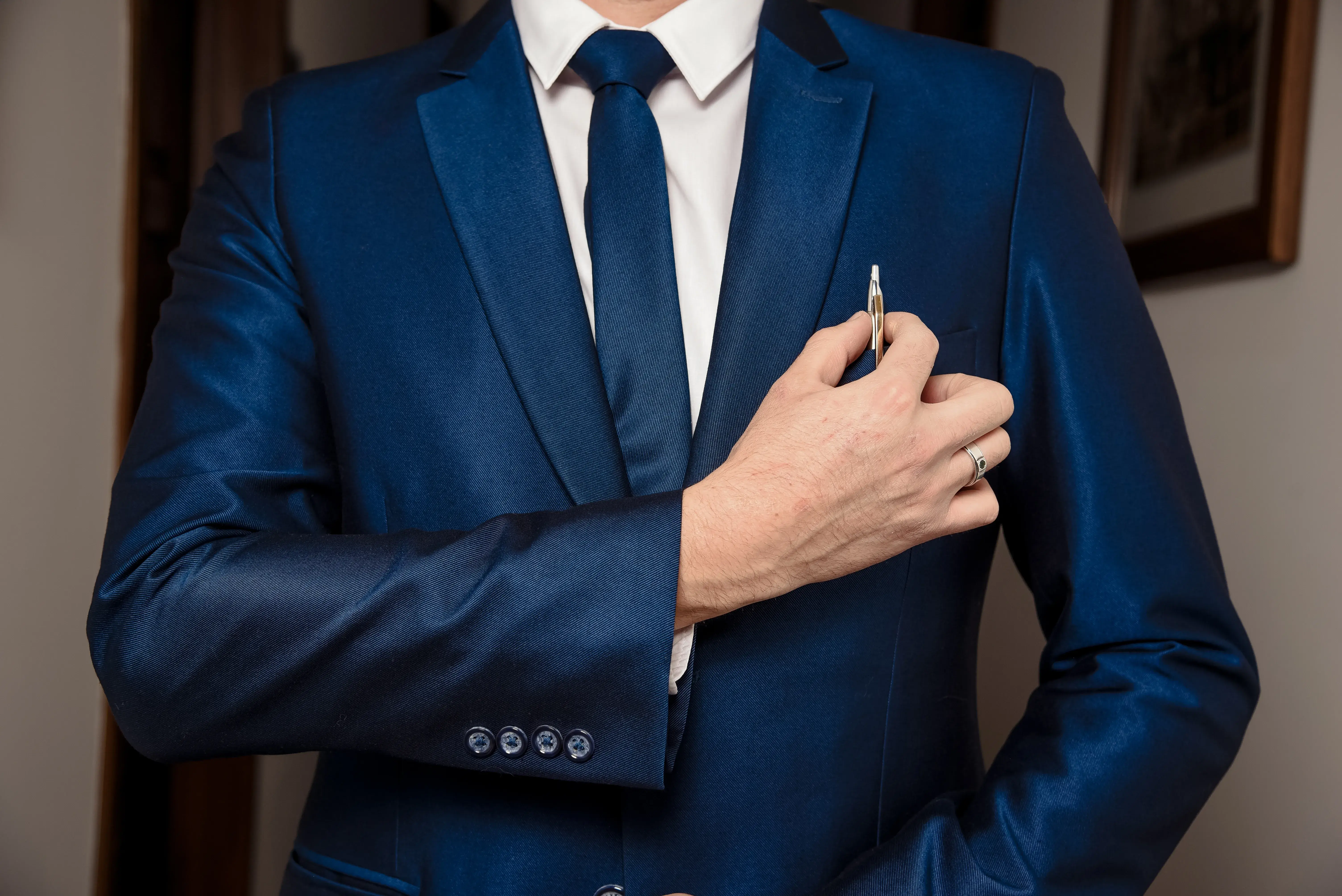 Trajes que combinan tradición y modernidad, perfectos para cualquier evento formal.
