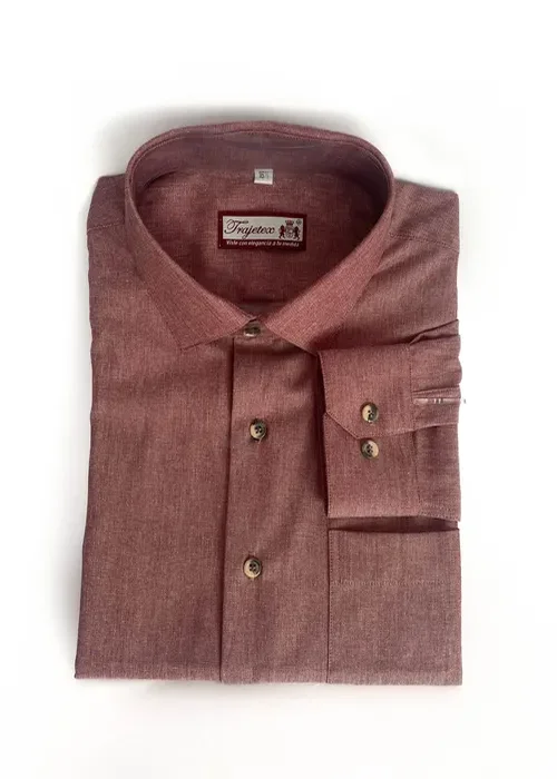 Apuesta por la atemporalidad de esta camisa Oxford Api. Su corte clásico y tejido robusto dan un aire inquebrantable.