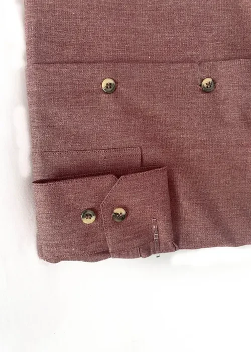 Apuesta por la atemporalidad de esta camisa Oxford Api. Su corte clásico y tejido robusto dan un aire inquebrantable.