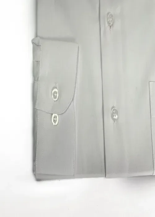 Mantén lo clásico con esta camisa Oxford blanca. Un imprescindible para eventos formales o el día a día en la oficina.