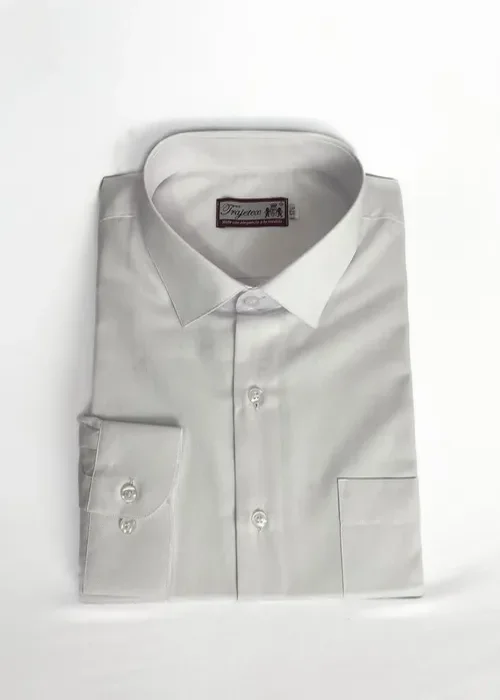 Mantén lo clásico con esta camisa Oxford blanca. Un imprescindible para eventos formales o el día a día en la oficina.
