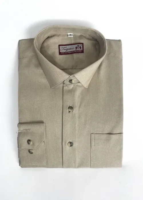 Incorpora calidez con esta camisa fil a fil beige. Un estilo clásico que combina con diferentes prendas y ocasiones.