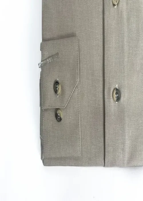 Incorpora calidez con esta camisa fil a fil beige. Un estilo clásico que combina con diferentes prendas y ocasiones.