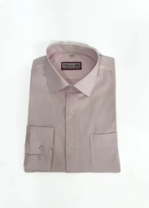 Dale un toque sutil a tu look con esta camisa rosa bebé lineal. Equilibrio perfecto entre elegancia y dulzura.
