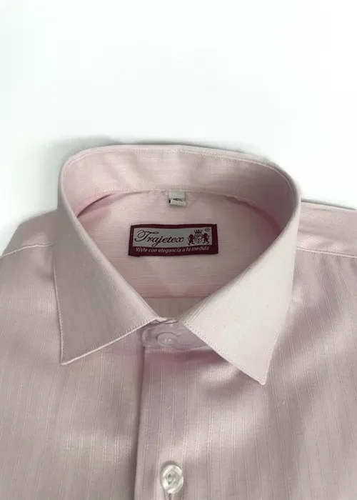 Dale un toque sutil a tu look con esta camisa rosa bebé lineal. Equilibrio perfecto entre elegancia y dulzura.