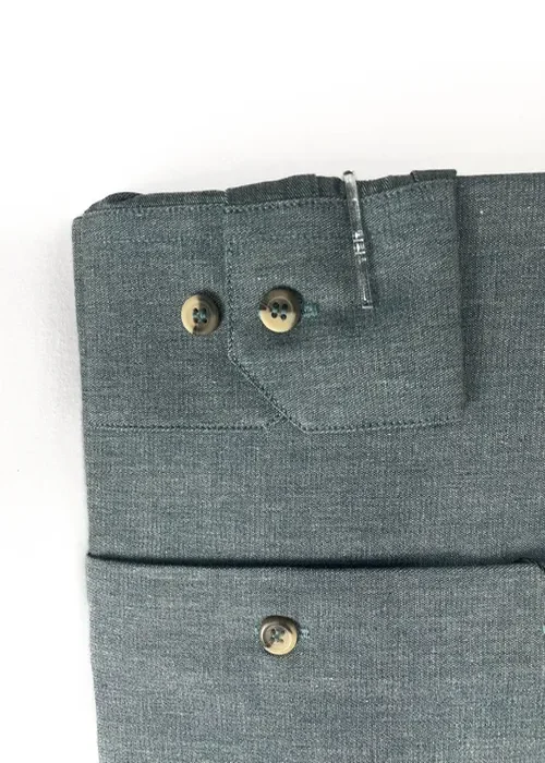 Innovación en color con esta camisa plomo azulado BRL. Combina modernidad y comodidad para destacar a simple vista.