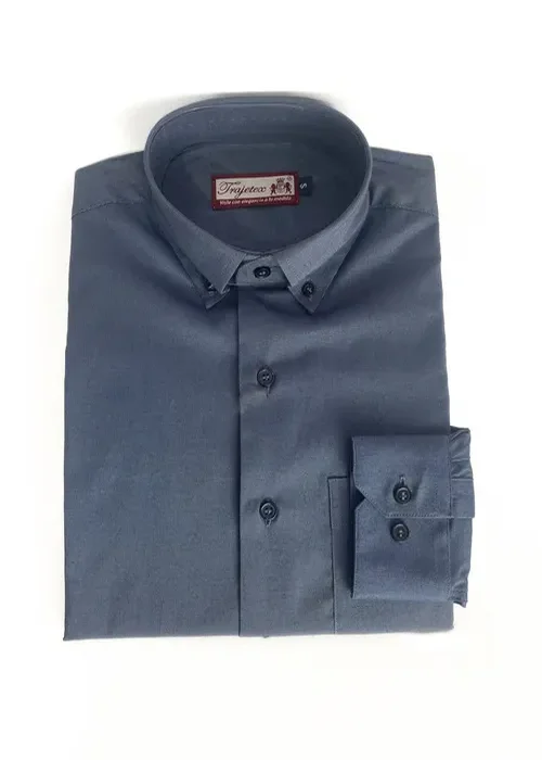 Realza tu estilo con esta camisa Oxford azul. Versátil y duradera, perfecta para reuniones formales o uso diario.