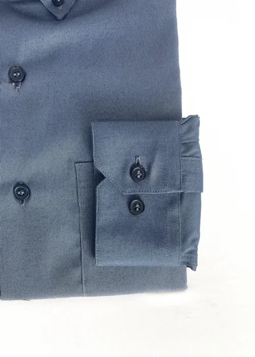 Realza tu estilo con esta camisa Oxford azul. Versátil y duradera, perfecta para reuniones formales o uso diario.