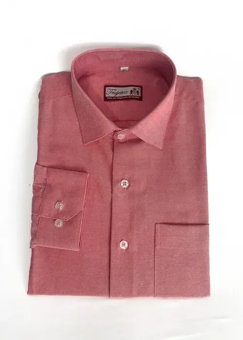 Atrévete con color en esta camisa Oxford sandía. Un matiz vibrante que añade un toque distintivo a tu guardarropa.