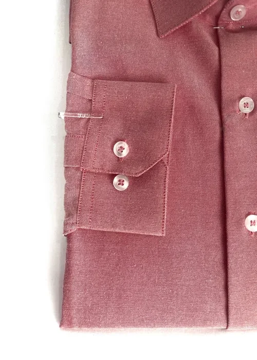 Atrévete con color en esta camisa Oxford sandía. Un matiz vibrante que añade un toque distintivo a tu guardarropa.