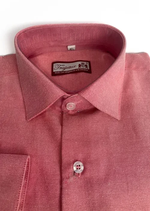 Atrévete con color en esta camisa Oxford sandía. Un matiz vibrante que añade un toque distintivo a tu guardarropa.