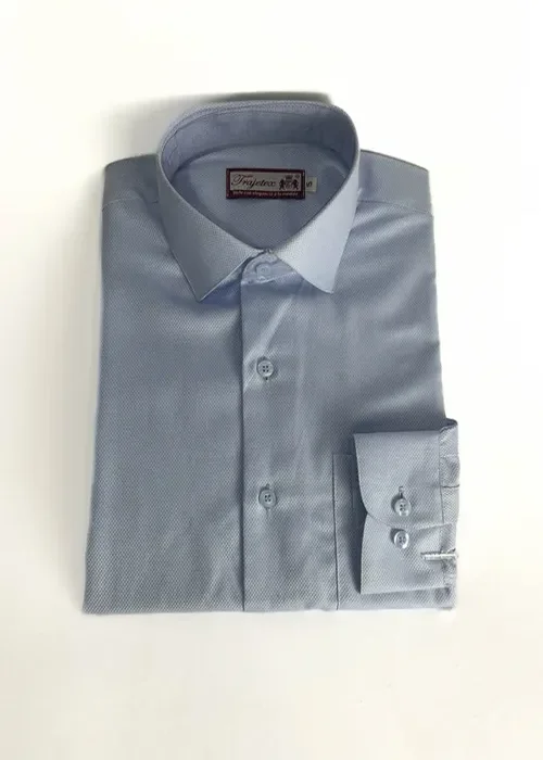 Ilumina tu atuendo con esta camisa Oxford celeste. Tejido suave y diseño sencillo para un estilo fresco y versátil.