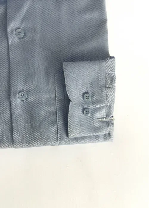 Ilumina tu atuendo con esta camisa Oxford celeste. Tejido suave y diseño sencillo para un estilo fresco y versátil.