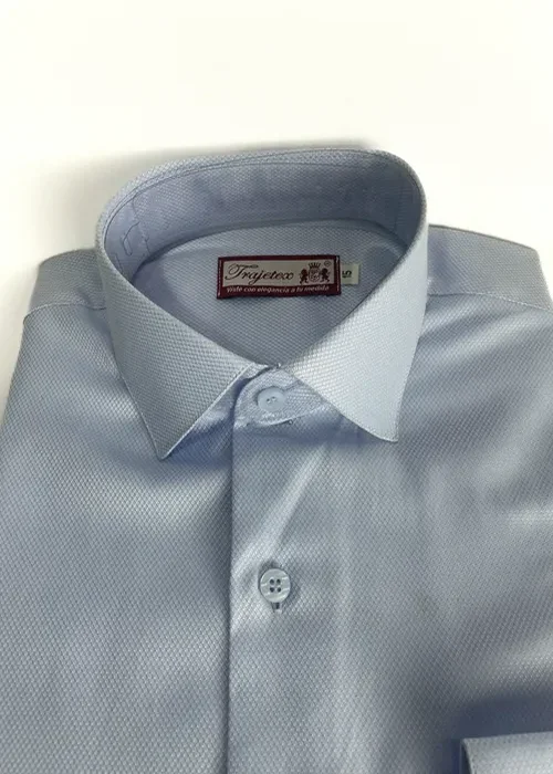 Ilumina tu atuendo con esta camisa Oxford celeste. Tejido suave y diseño sencillo para un estilo fresco y versátil.