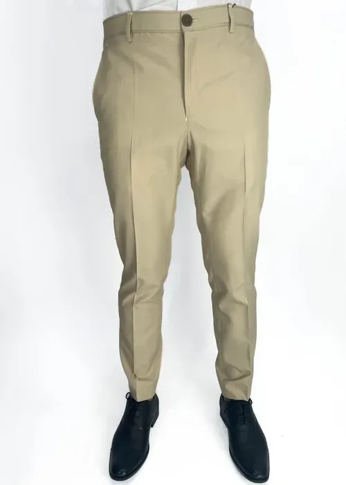 Aporta luminosidad con este beige claro. Prenda ideal para climas cálidos y estilos relajados.