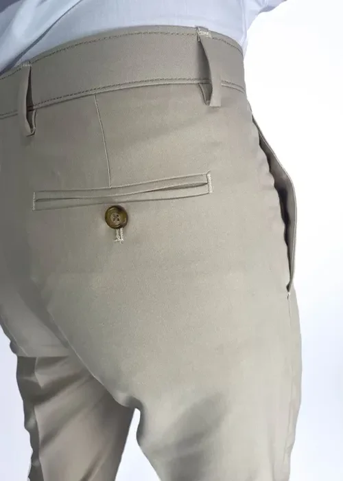 Aporta luminosidad con este beige claro. Prenda ideal para climas cálidos y estilos relajados.