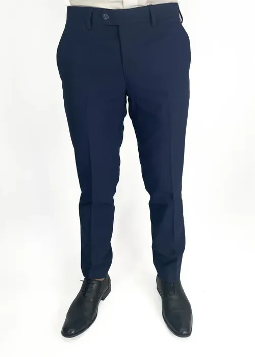 Resalta un look desenfadado con este azul claro. Tejido Alicrada que aporta comodidad y ligereza.