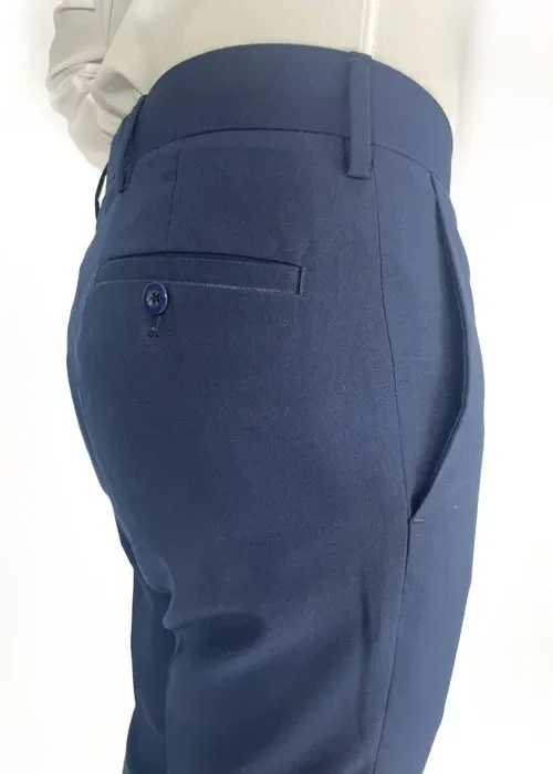 Resalta un look desenfadado con este azul claro. Tejido Alicrada que aporta comodidad y ligereza.