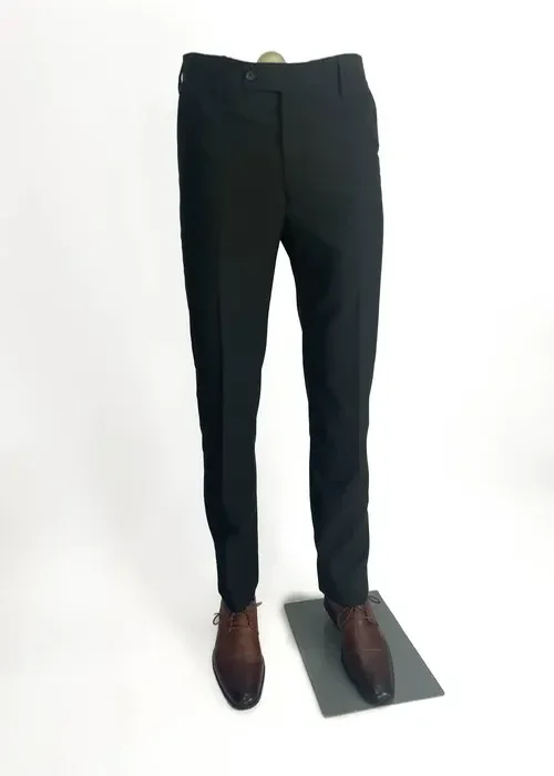 Completa tu look con pantalones negro Alicrada. Versátil y elegante, se adapta a cualquier combinación.