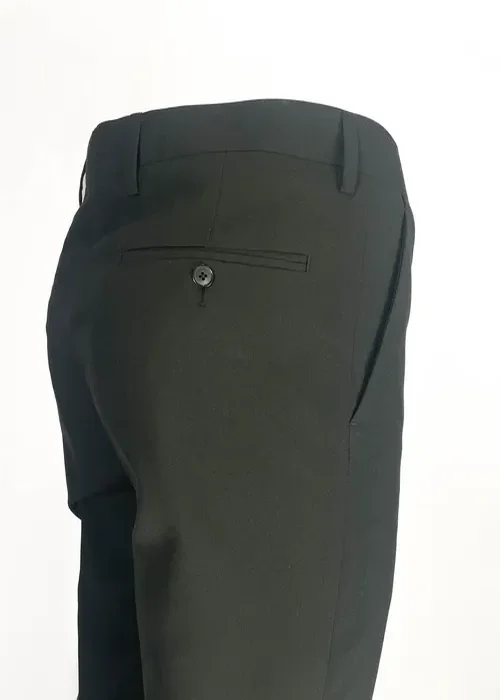 Completa tu look con pantalones negro Alicrada. Versátil y elegante, se adapta a cualquier combinación.