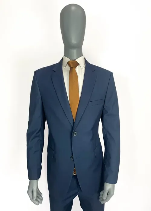 Destaca con un color único: traje Slim Fit azul petróleo. Confeccionado para realzar tu porte y personalidad.