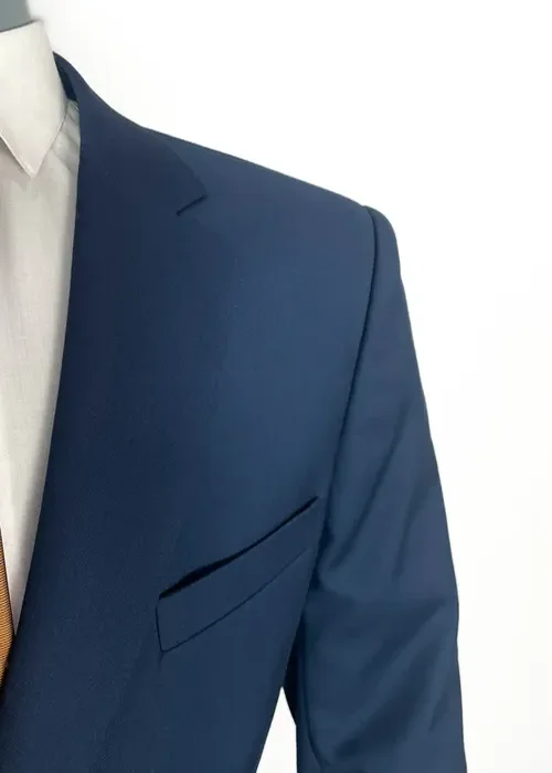 Destaca con un color único: traje Slim Fit azul petróleo. Confeccionado para realzar tu porte y personalidad.