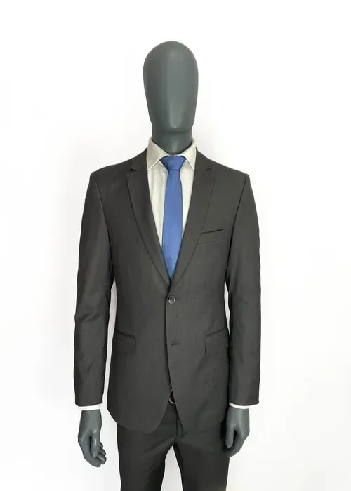 Proyecta seguridad con este traje Slim Fit plomo. Un color formal que se adapta a múltiples ocasiones.