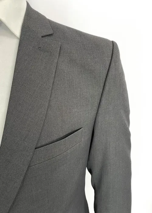 Proyecta seguridad con este traje Slim Fit plomo. Un color formal que se adapta a múltiples ocasiones.