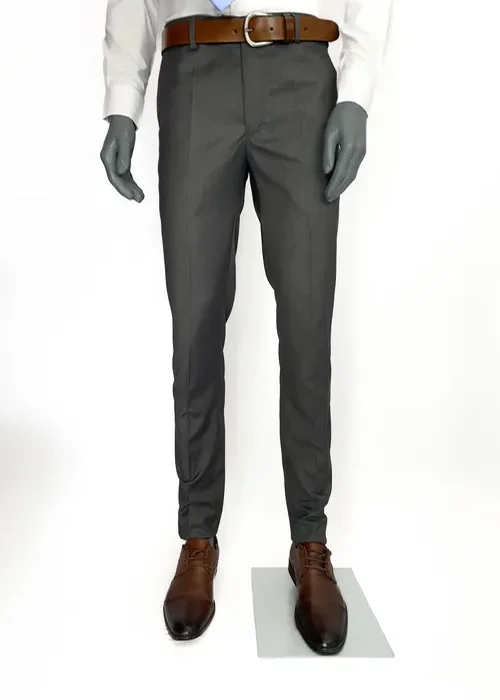 Proyecta seguridad con este traje Slim Fit plomo. Un color formal que se adapta a múltiples ocasiones.