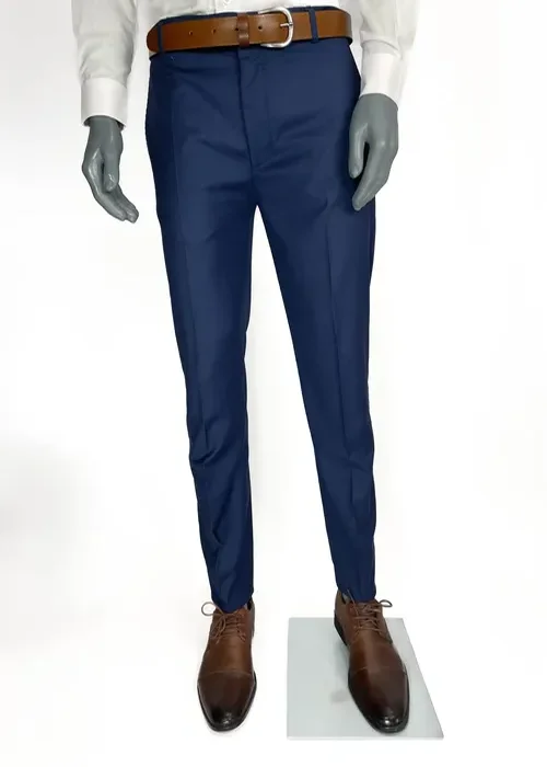 Marca tendencia con este azul Francia en corte Slim Fit. Un color vibrante que combina con actitud.