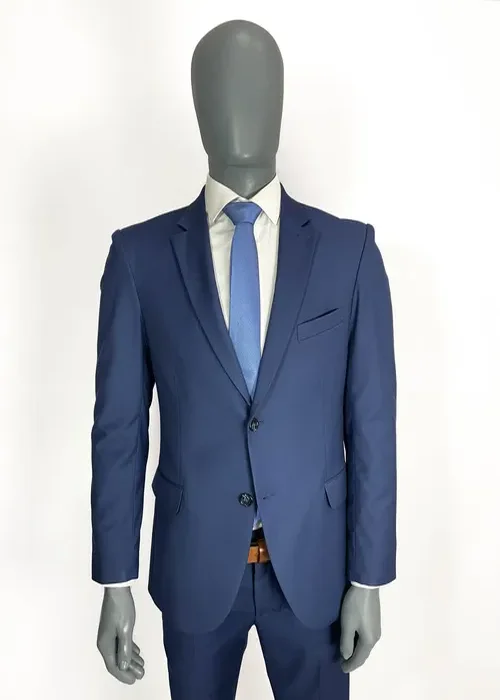 Marca tendencia con este azul Francia en corte Slim Fit. Un color vibrante que combina con actitud.