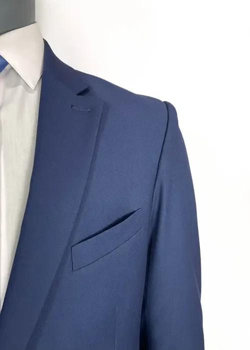 Marca tendencia con este azul Francia en corte Slim Fit. Un color vibrante que combina con actitud.