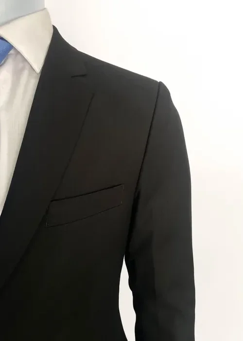 El negro mate refuerza tu porte con discreción. Un traje Slim Fit para un estilo moderno y depurado.
