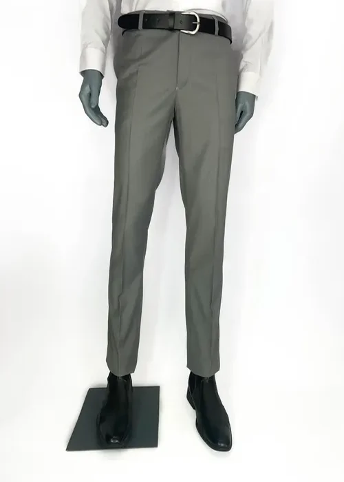 Dale un matiz fresco a tu look con este plomo hielo. Un Slim Fit que te otorga presencia pulcra.