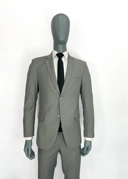 Dale un matiz fresco a tu look con este plomo hielo. Un Slim Fit que te otorga presencia pulcra.