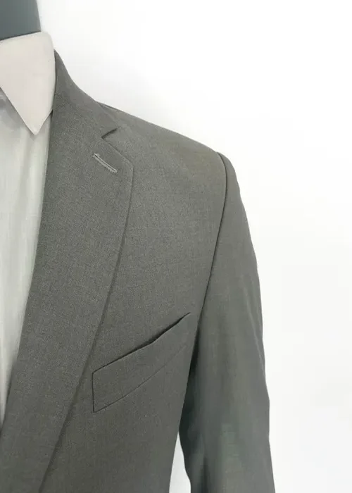 Dale un matiz fresco a tu look con este plomo hielo. Un Slim Fit que te otorga presencia pulcra.