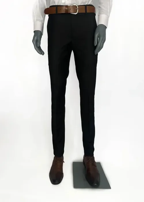 Domina los eventos con este traje azul noche. Un Slim Fit que redefine la elegancia tradicional.