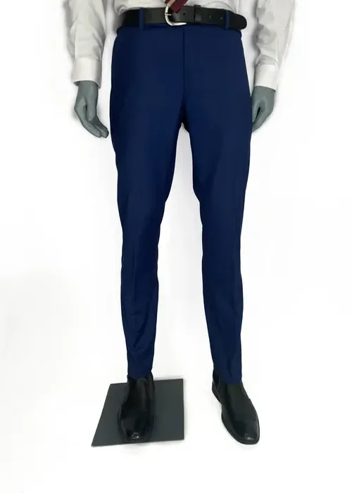 Impulsa tu presencia con este traje Slim Fit azul eléctrico. Un matiz vibrante que no pasa desapercibido.