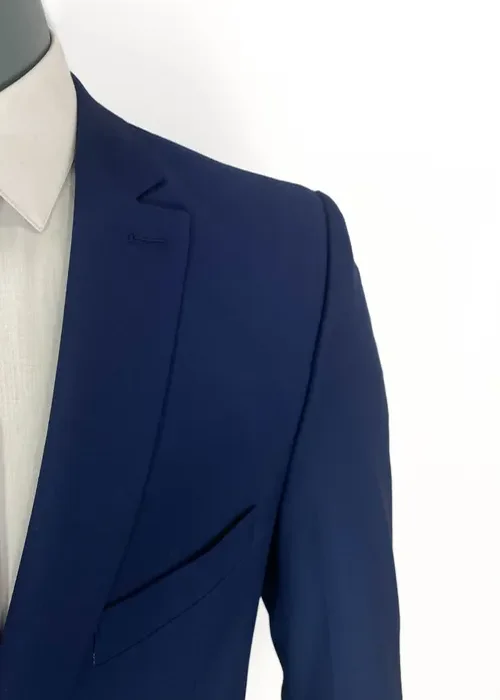 Impulsa tu presencia con este traje Slim Fit azul eléctrico. Un matiz vibrante que no pasa desapercibido.